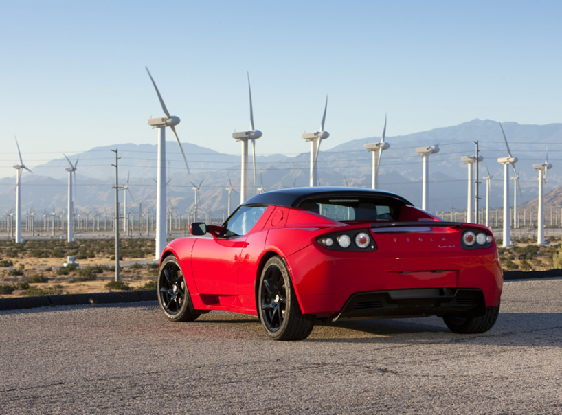 Tesla Roadster nově ujede 650 km na jediné nabití baterie